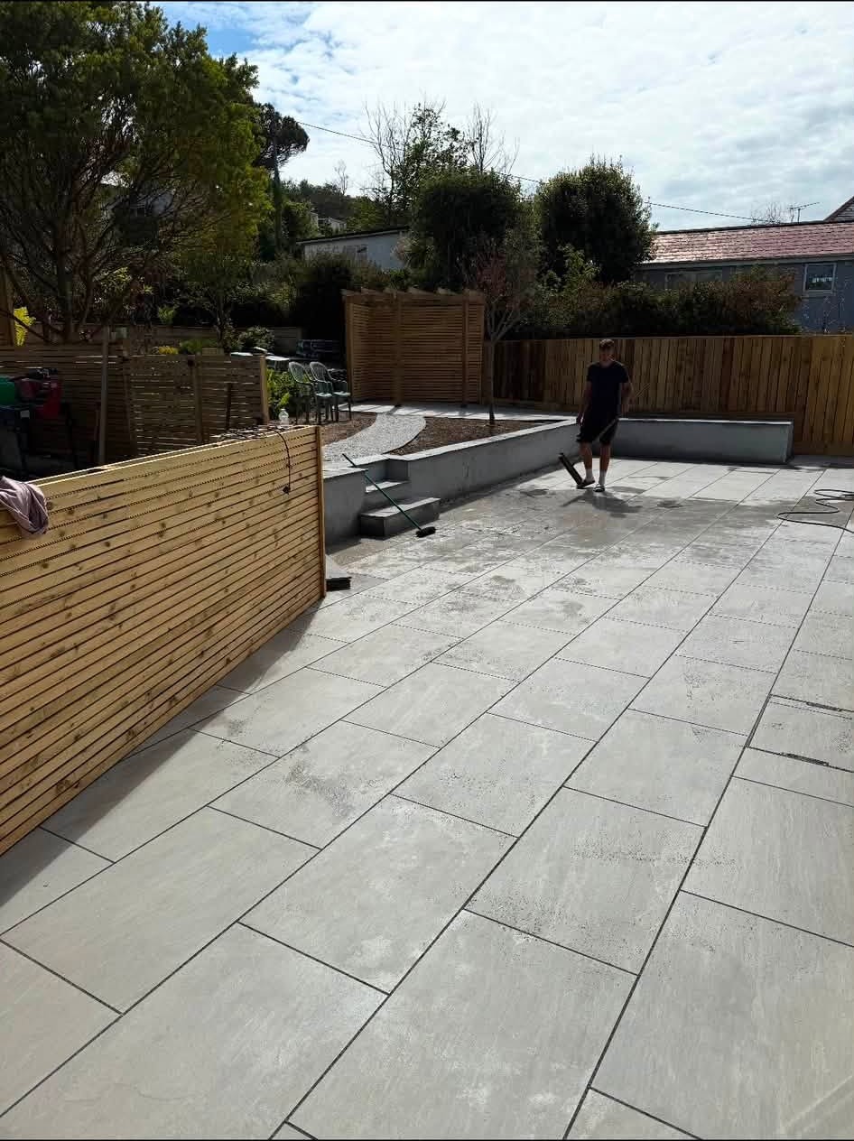 Large-format patio with timber privacy screening